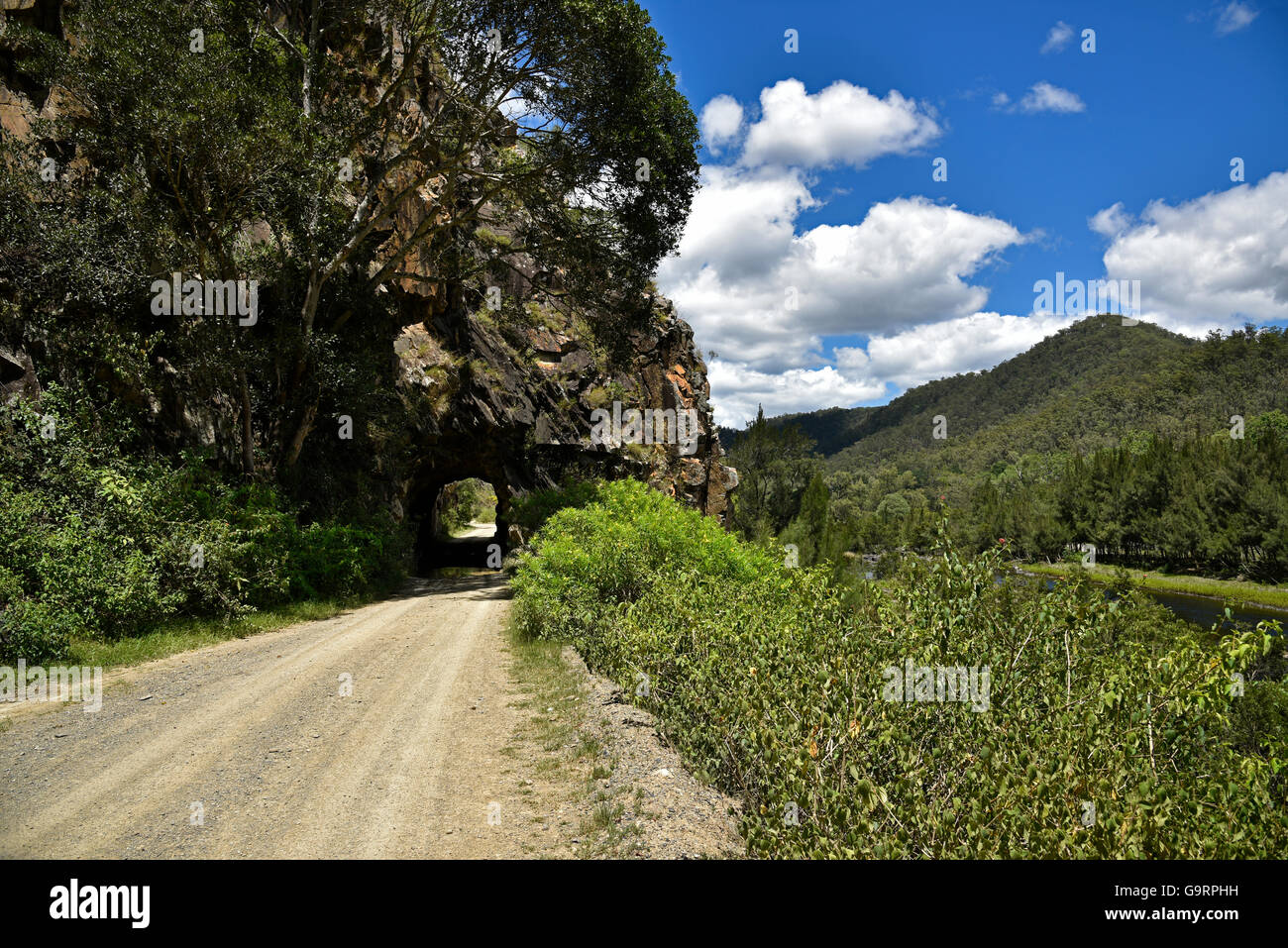 Tunnel dans la roche solide au cours creusées à la main les années 1800 sur l'ancienne route entre grafton Glen Innes et grafton en Nouvelle Galles du sud Banque D'Images