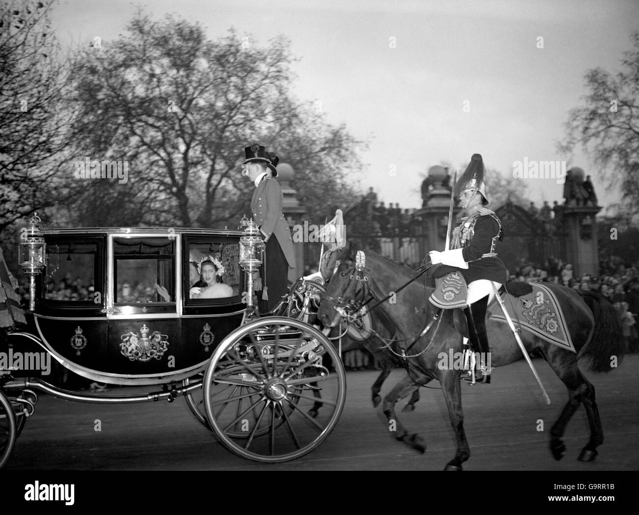 Royauté - la princesse Elizabeth et le duc d'Édimbourg Wedding - Westminster Abbey. La princesse Elizabeth dans une calèche le jour de son mariage Banque D'Images