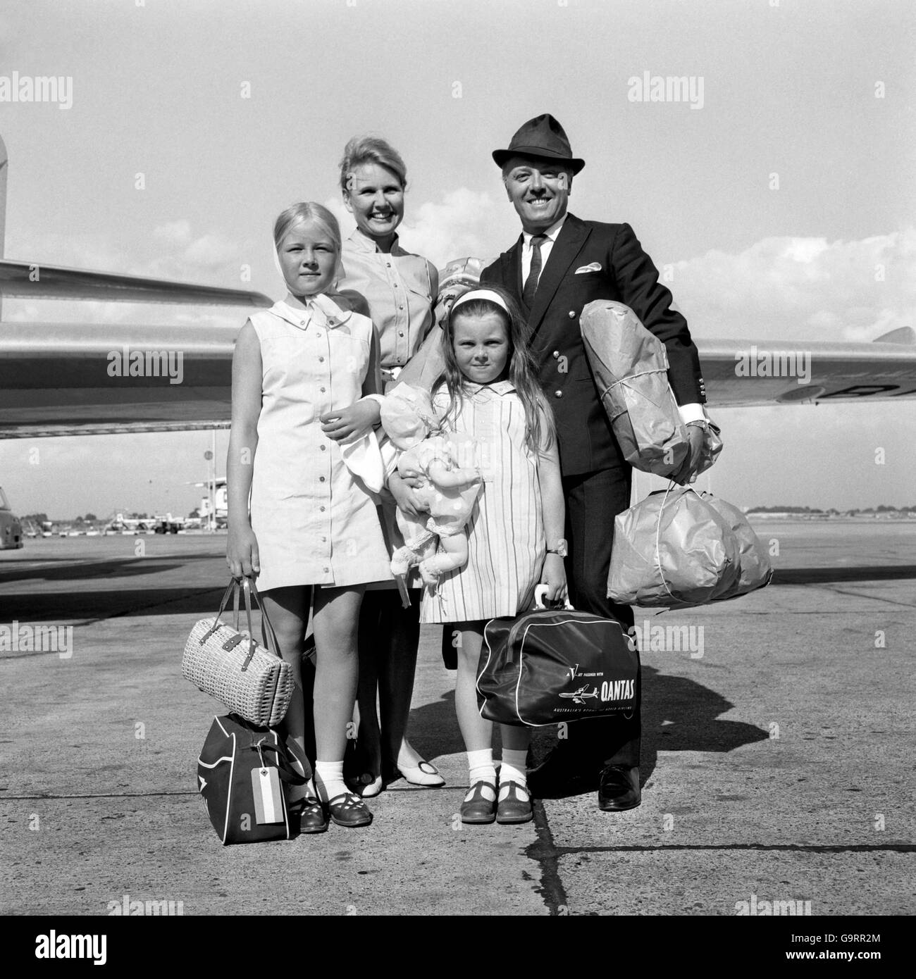 Chargé de parcelles, l'acteur Richard Attenborough est vu avec sa femme, l'actrice Sheila SIM, et ses filles Jane, 12 ans (à gauche) et Charlotte, 8 ans, après avoir pris l'avion pour l'aéroport d'Heathrow, Londres, aujourd'hui (mercredi). Ils viennent de passer des vacances en Méditerranée. Banque D'Images