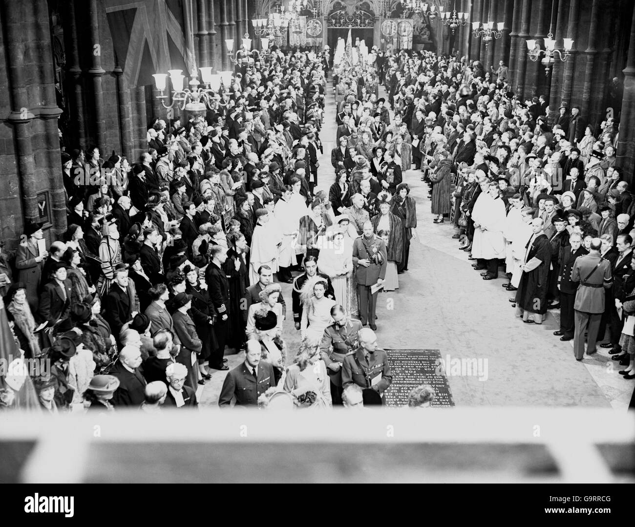 La procession royale descend l'allée à l'abbaye de Westminster Banque D'Images