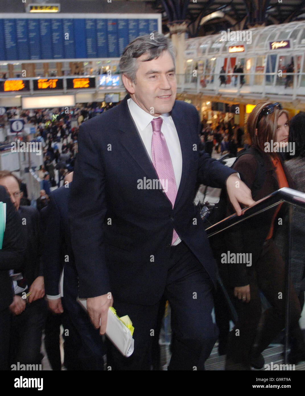 Le chancelier Gordon Brown débarque aujourd'hui du métro à la gare de Liverpool Street à Londres pour prendre la parole à la conférence « Financing Clean Energy Conference » de la ville. Banque D'Images