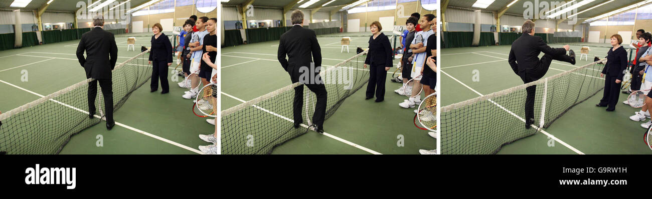 Photos composites de la secrétaire à la Culture Tessa Jowell alors qu'elle regarde le Premier ministre britannique Tony Blair croise un filet de tennis tout en parlant avec des jeunes à la Westway Sports Academy de Londres. Banque D'Images
