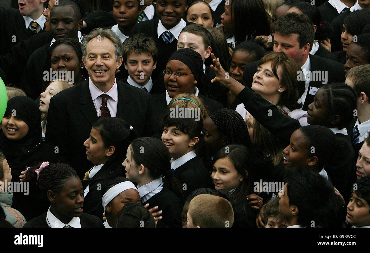 Le Premier ministre britannique Tony Blair (au centre à gauche) et sa femme Cherie se joignent aux enfants de l'école secondaire Carr Manor de Leeds. Banque D'Images