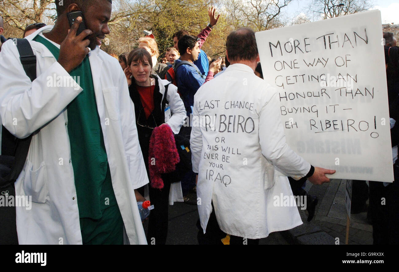 Les stagiaires en chirurgie protestent aujourd'hui lors d'une manifestation médicale dans le centre de Londres. Banque D'Images