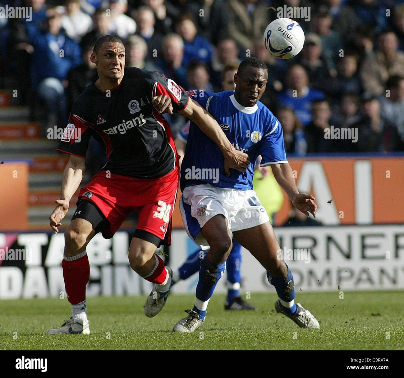 Marc Nygaard de QPR (à gauche) en action avec Darren Kenton de Leicester lors du match de championnat de la Coca-Cola football League au stade Walkers, à Leicester. Banque D'Images