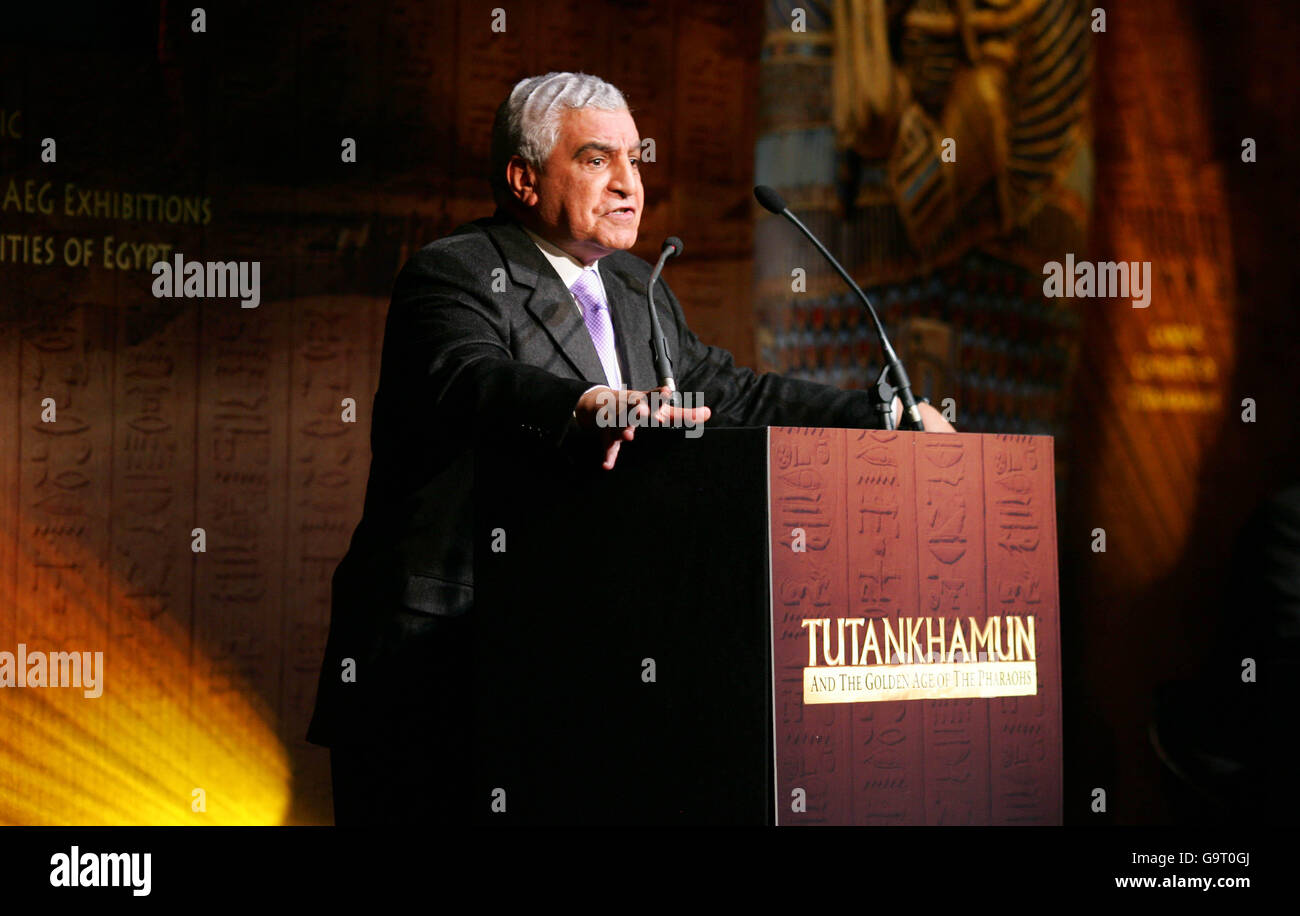 Zahi Hawass, Secrétaire général du Conseil suprême des Antiquités d'Égypte, s'exprime à l'occasion du lancement par les médias de l'exposition « Toutankhamon et l'âge d'or des Pharoahs » qui doit être ouverte à l'O2 Arena de Greenwich, Londres, en novembre 2007. Banque D'Images