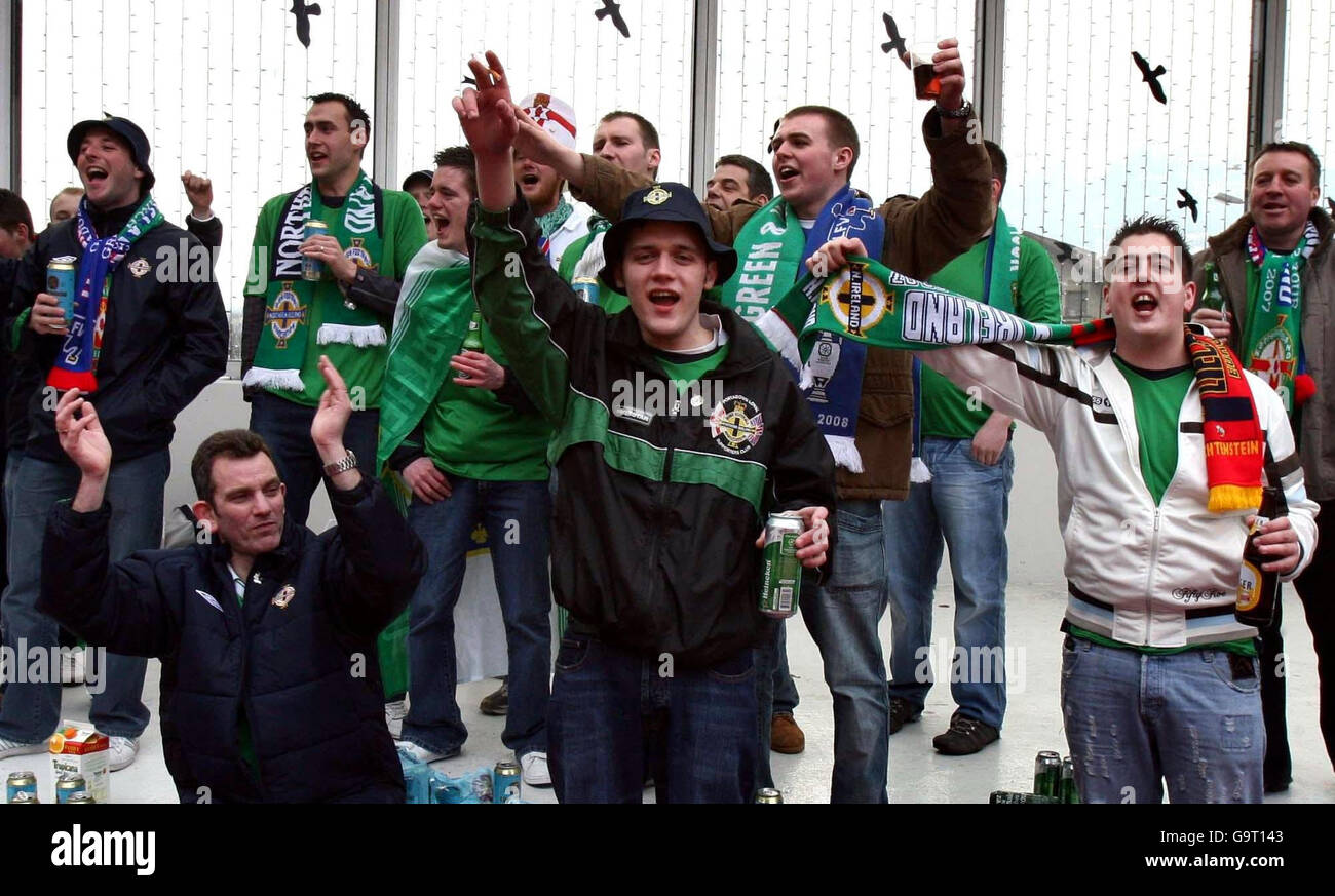 L'Irlande du Nord est en avance sur le match de qualification de l'UEFA European Championship 2008 contre le Liechtenstein au stade Rheinpark de Vaduz, au Liechtenstein. Banque D'Images