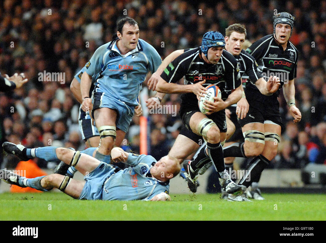 Jonathan Thomas de Neath Swansea Osprey se dérobe à l'épreuve de Martyn Williams de Cardiff Blues lors du match de demi-finale de la coupe EDF Energy au Millennium Stadium de Cardiff. Banque D'Images