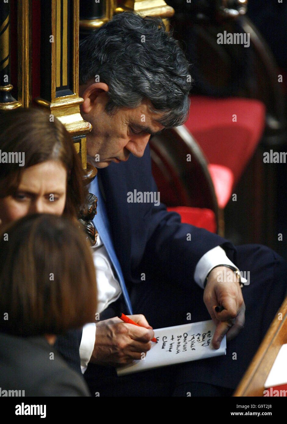 Le chancelier de l'Échiquier Gordon Brown prend des notes lorsqu'il assiste au service pour marquer le bicentenaire de l'abolition de la loi sur la traite des esclaves à l'abbaye de Westminster à Londres. Banque D'Images