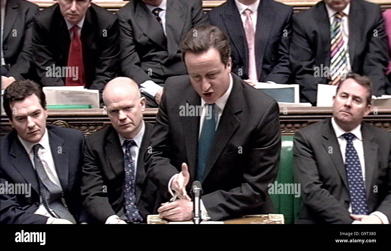 Le chef de l'opposition David Cameron pendant les questions du premier ministre à la Chambre des communes. Banque D'Images