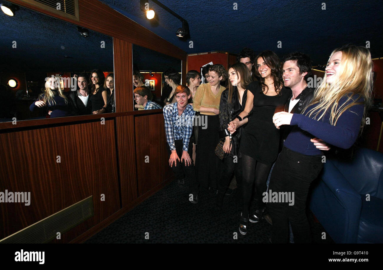 Jeunes et nouveaux talents d'acteur (G-D) Luke Treadaway, Emilie Dequenne, Georges Babluani (partiellement caché), Lucy Russell (haut en or), Amira Casar, Louis Garrel (partiellement caché), Joana Preiss, Tom Riley et Sara Forestieris présentés à « A rendez-vous with French Cinema », une présentation de talent d'acteur et d'acteur français Au Curzon Mayfair dans le centre de Londres. Banque D'Images