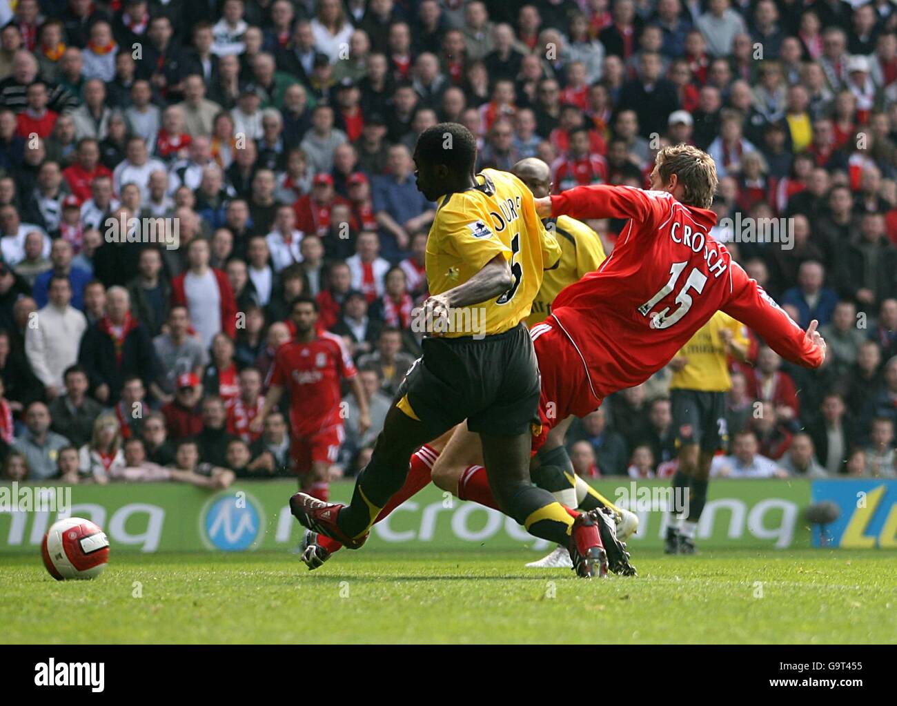 Soccer - FA Barclays Premiership - Liverpool / Arsenal - Anfield.Peter Crouch de Liverpool marque le but d'ouverture du jeu Banque D'Images Soccer - FA Barclays Premiership - Liverpool / Arsenal - Anfield.Peter Crouch de Liverpool marque le but d'ouverture du jeu Banque D'Images