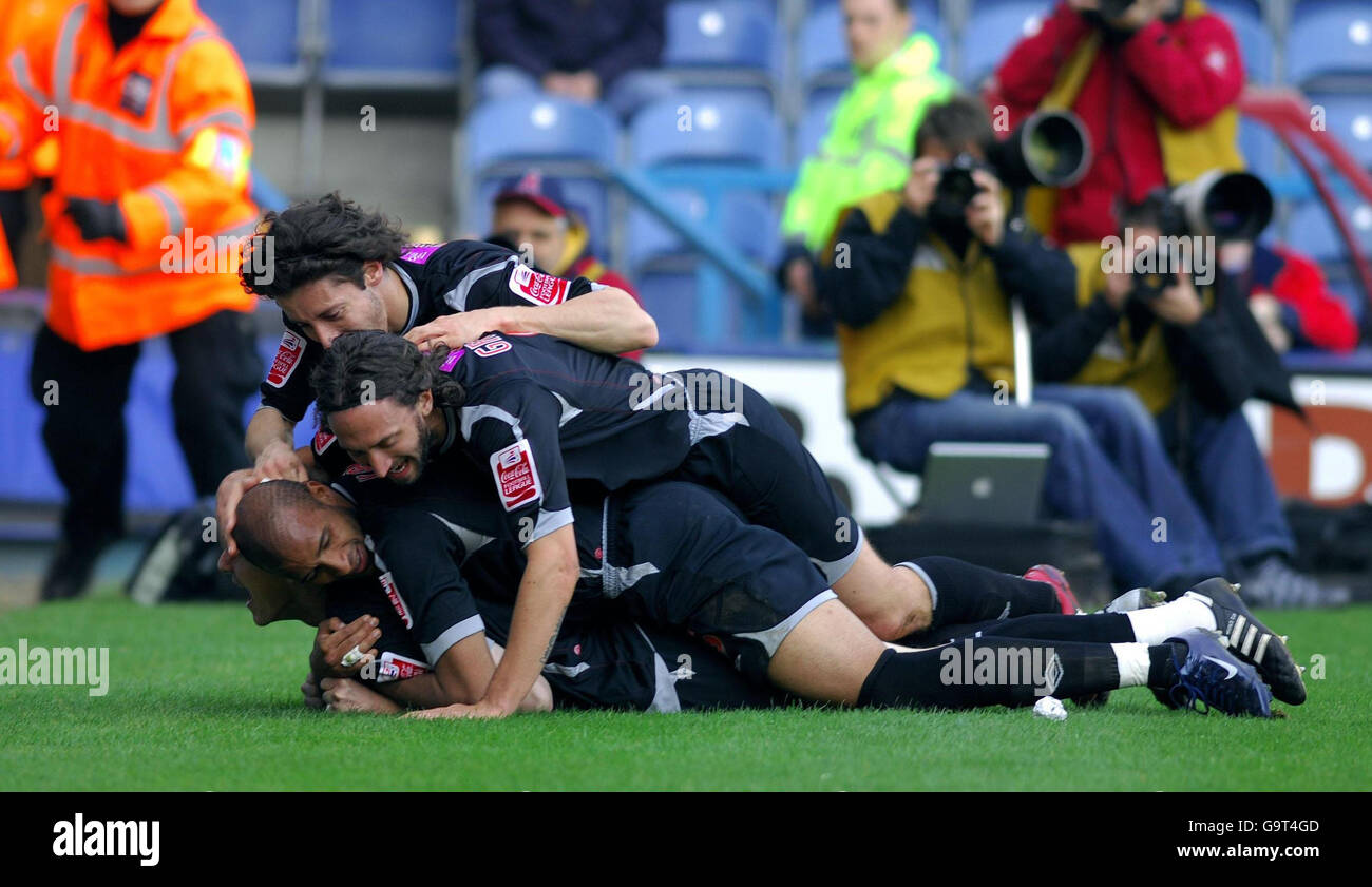 West Bromwich joueurs mob Zoltan Gera après qu'il a marqué pendant le match de championnat de Coca-Cola à Loftus Road, Londres. Banque D'Images