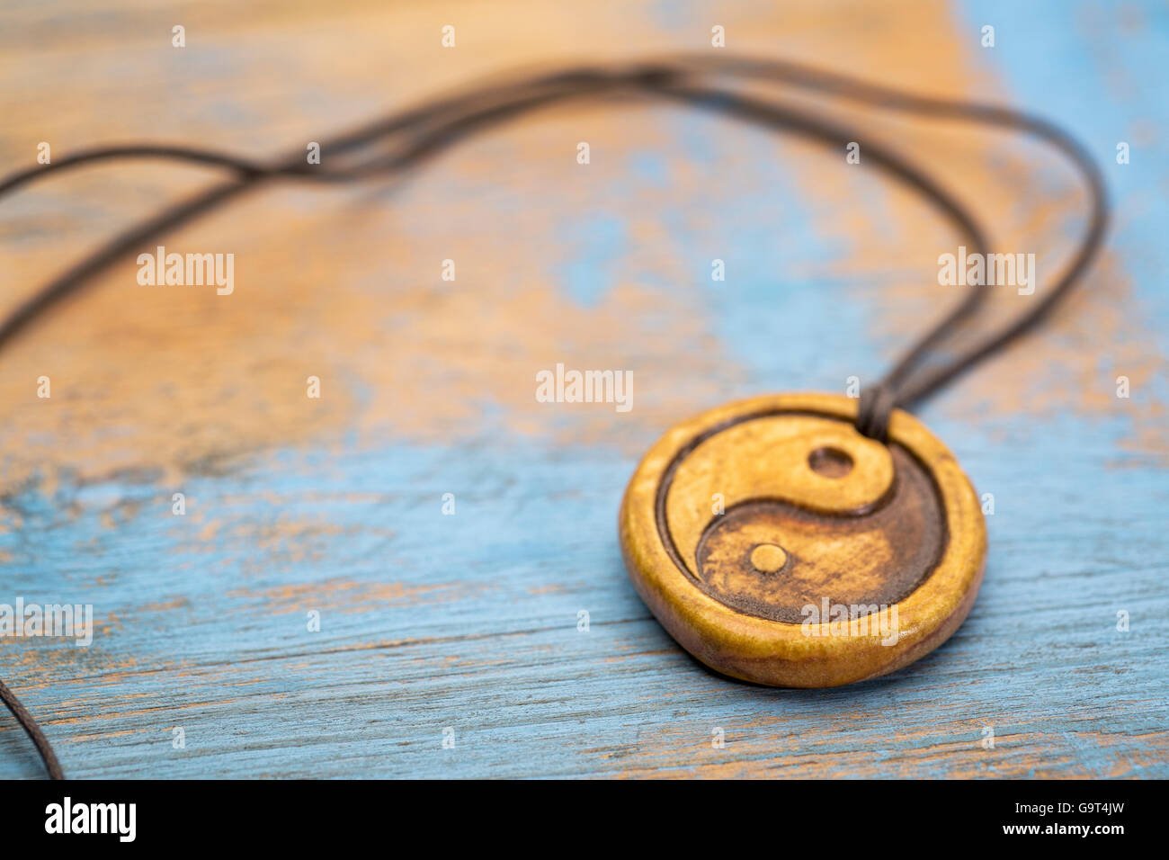 Pendentif en céramique diffuseur d'huiles essentielles avec le symbole yin et yang bois grunge - selective focus Banque D'Images