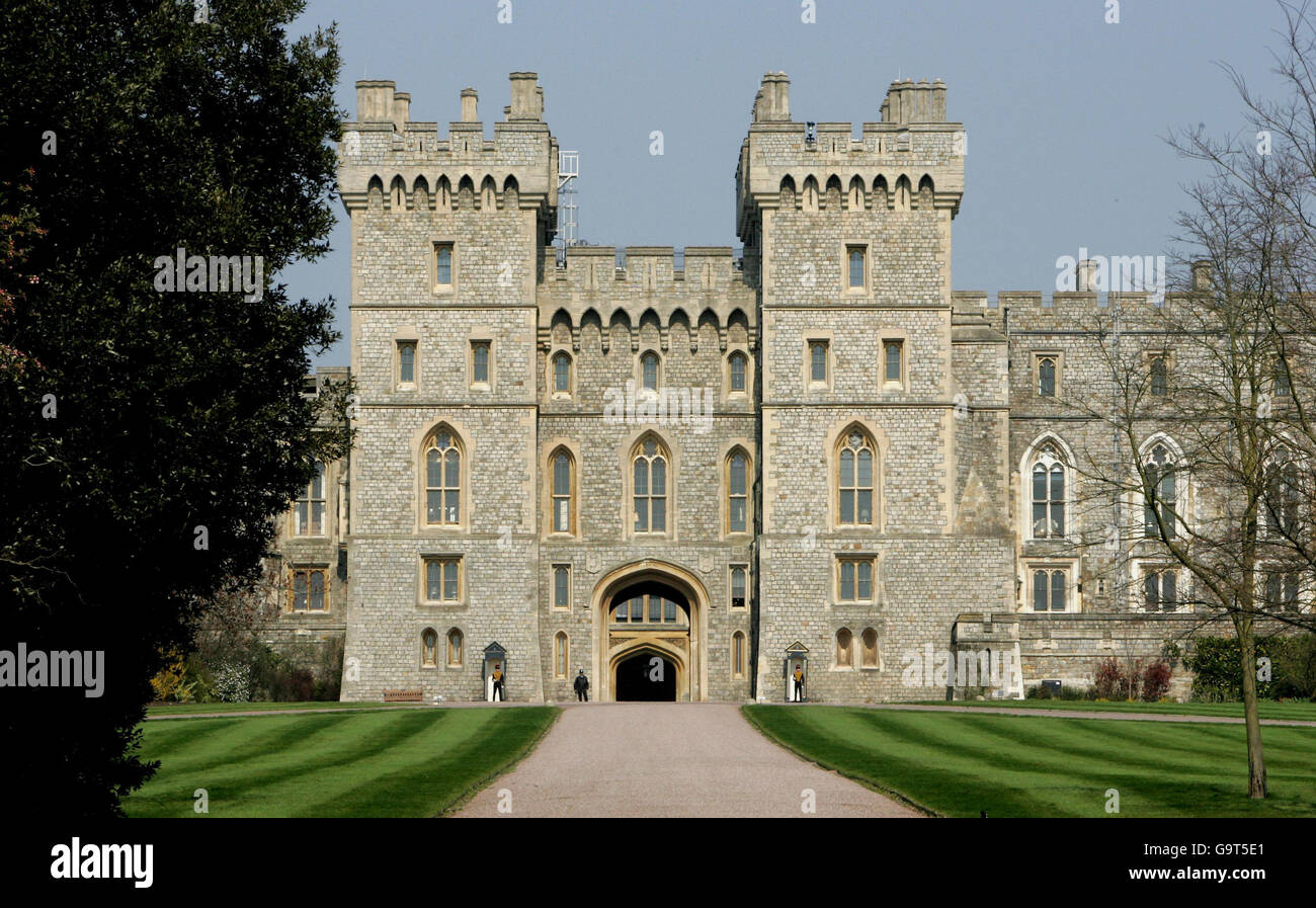Des femmes soldats gardent le château de Windsor. Château de Windsor vu de la longue promenade. Banque D'Images