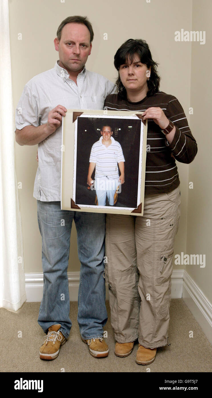 De gauche à droite, Kris et Elenar Chlebko de Chipping Sodbury, Gloucestershire, ont une photo de leur fils Nick qui a été tué par un chauffeur ivre en décembre 2006. Banque D'Images