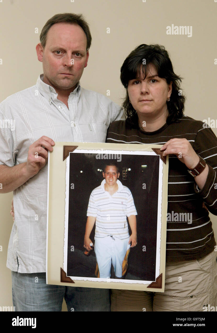 De gauche à droite, Kris et Elenar Chlebko de Chipping Sodbury, Gloucestershire, ont une photo de leur fils Nick qui a été tué par un chauffeur ivre en décembre 2006. Banque D'Images