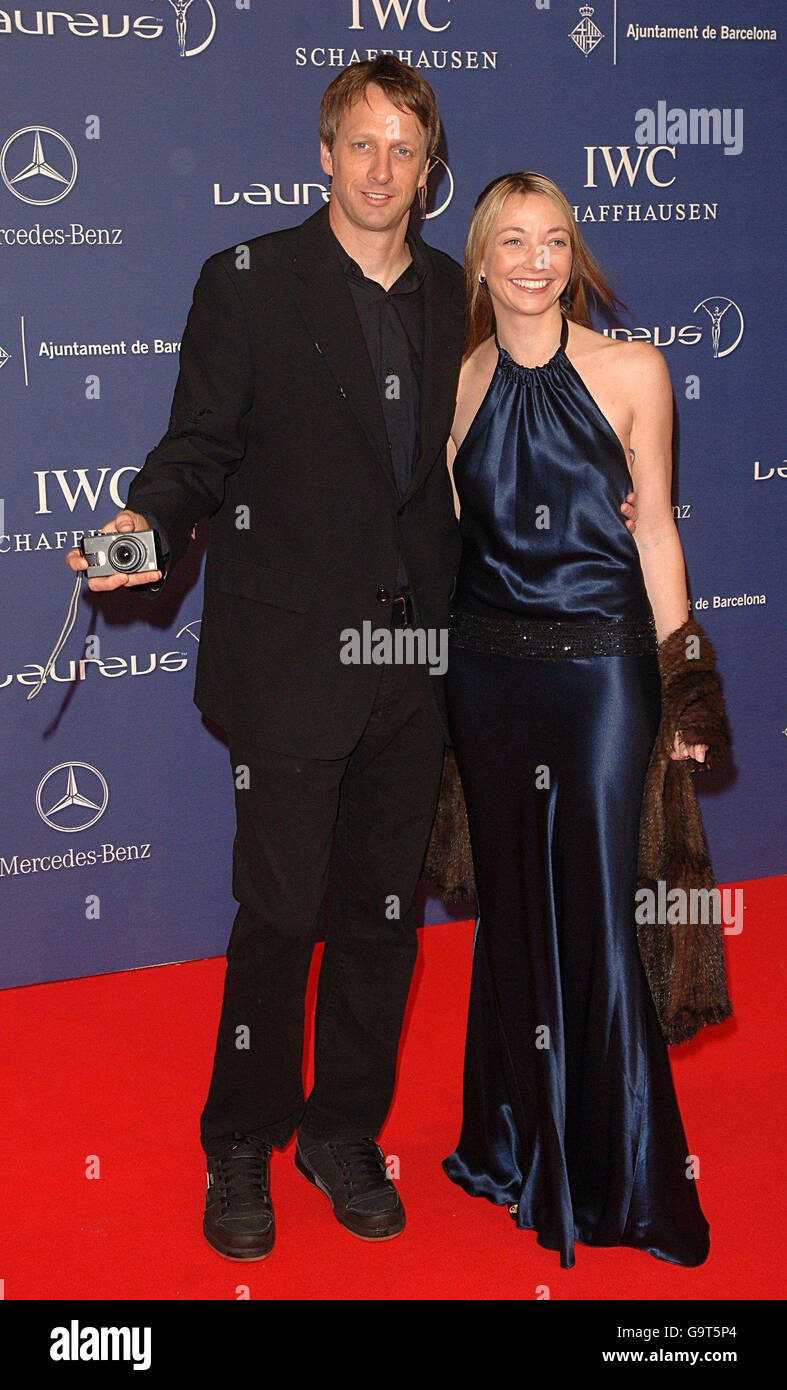 Tony Hawk et sa femme Lhotse arrivent pour les Laureus World Sports Awards, au Palau Sant Jordi, à Barcelone, en Espagne. Banque D'Images