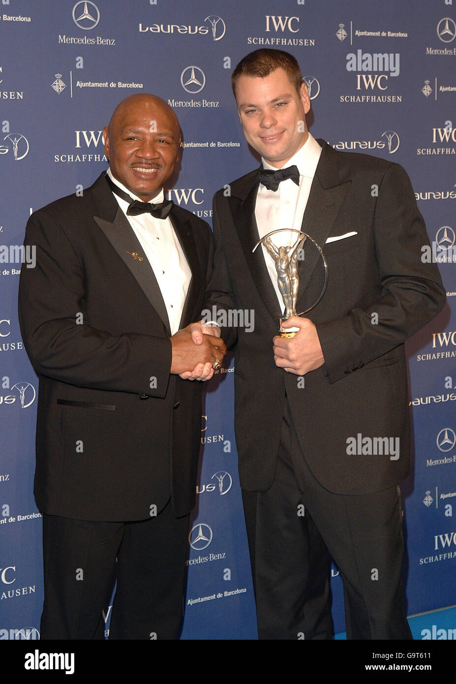 Marvin Hagler et Luke Dowdney (à droite), avec le prix Laureus Sport for Good pour sa part dans le projet de lutte pour la paix, aux Laureus World Sports Awards, au Palau Sant Jordi, à Barcelone, en Espagne. Banque D'Images