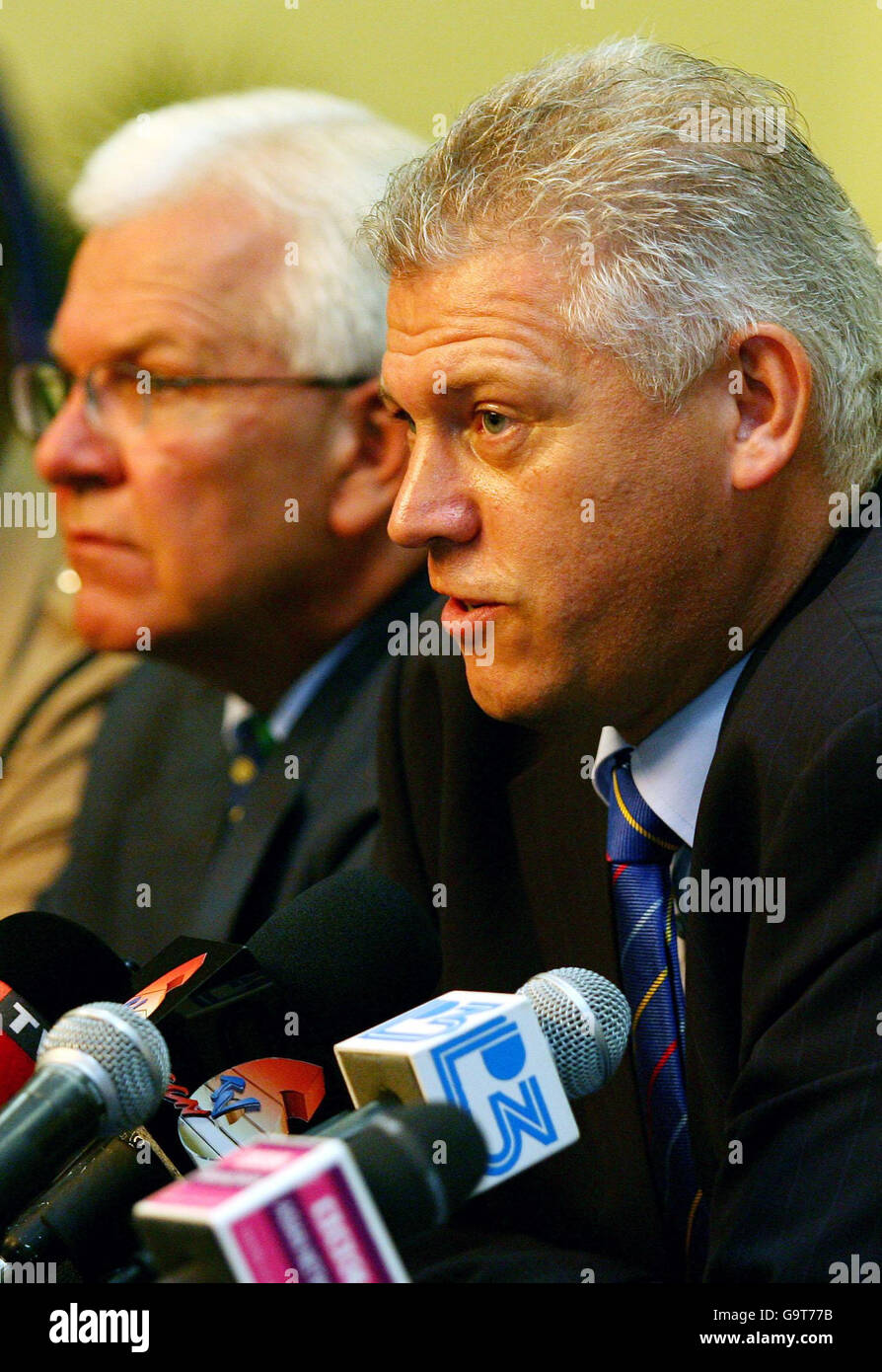 Mark Shields, chef adjoint de la police en Jamaïque, et Malcolm Speed, chef de la direction du Conseil international de cricket (à gauche), prenant la parole au cours d'une conférence de presse à l'hôtel de l'équipe de cricket du Pakistan à Kingston, en Jamaïque. Banque D'Images