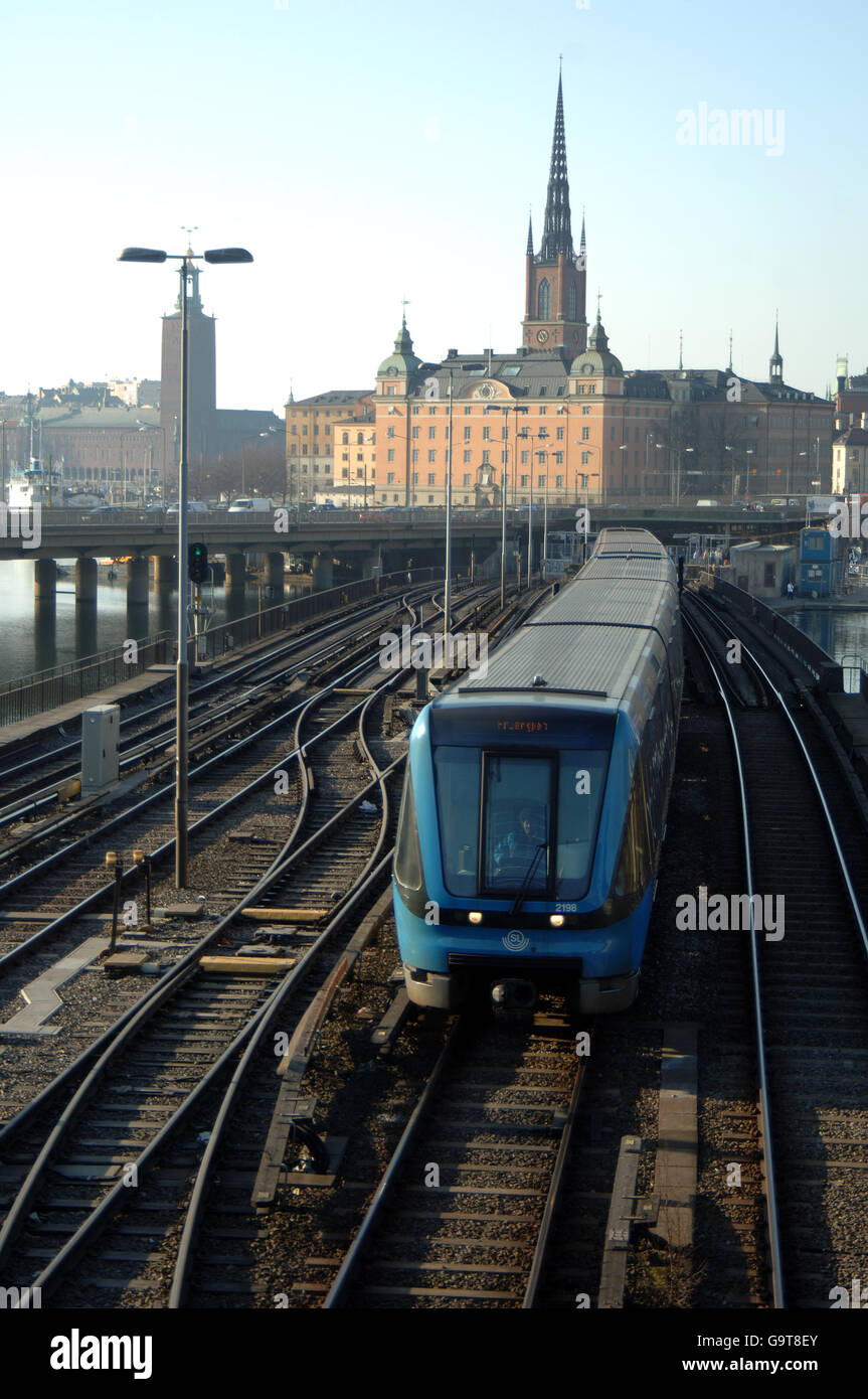 Travel stock, Stockholm, Suède. Un train partant de Stockholm sur le pont central Banque D'Images