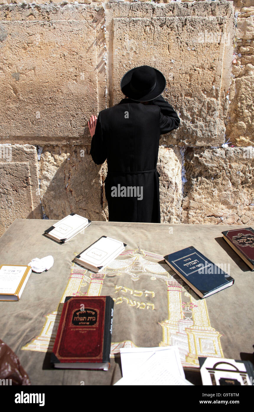 Un juif priant au mur occidental (également connu sous le nom de mur des lamentations) dans la vieille ville de Jérusalem. C'est l'un des endroits les plus sacrés de la religion juive. Banque D'Images