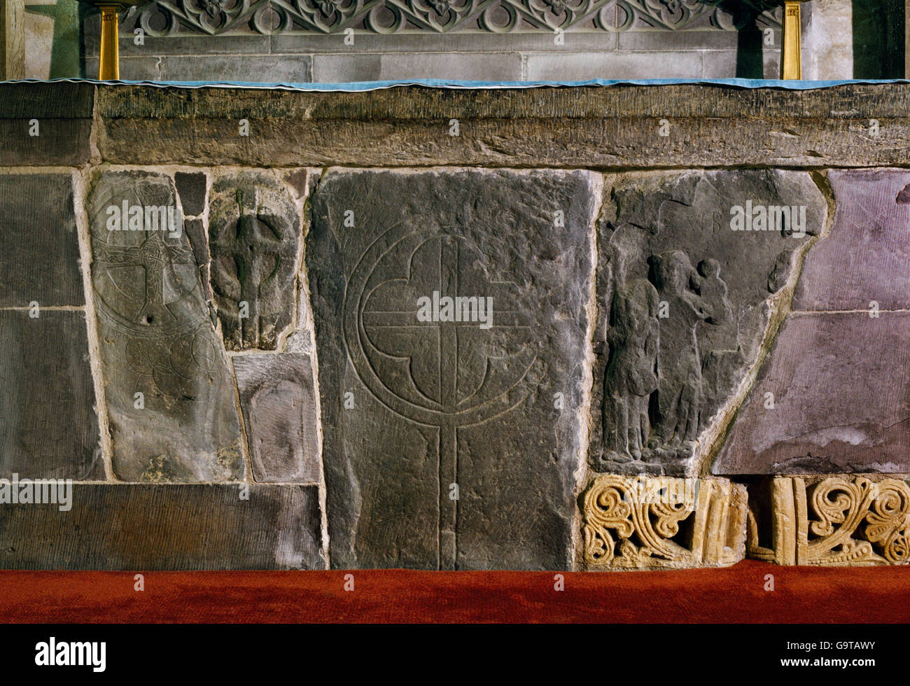 Cité médiévale de pierres sculptées dans l'autel de la Sainte Chapelle de la Trinité dans la Cathédrale de St David's, Pembrokeshire. Banque D'Images