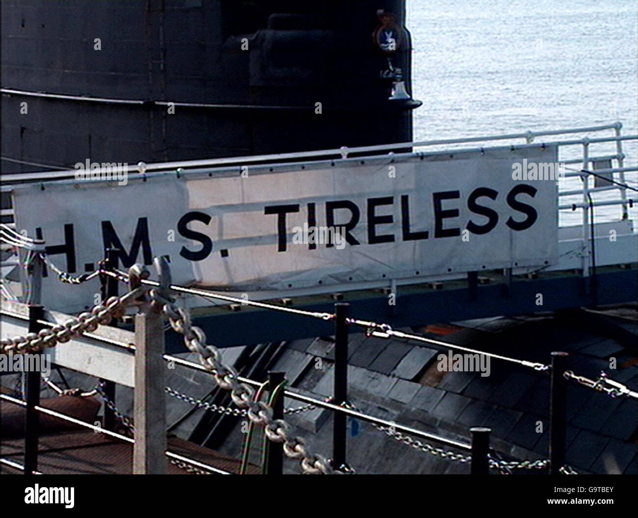 Image fixe d'une gangplanque menant à HMS infatigable dans le port de Plymouth à Devon. Banque D'Images