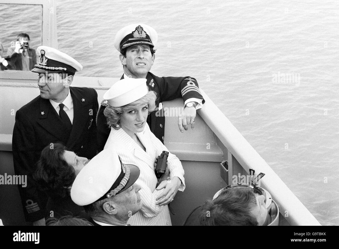 Le prince et la princesse de Galles à bord de la frégate italienne grecque, avec le capitaine du navire de guerre, lorsque le navire a fait une brève visite du port militaire du Spezia. Banque D'Images