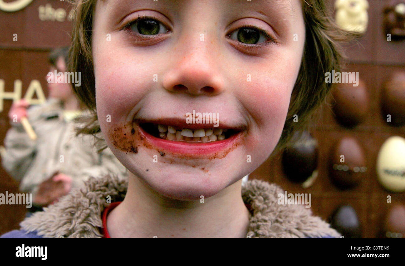 Kim McCauley, 7 ans, réagit après avoir goûté une partie du premier panneau publicitaire de chocolat comestible au monde à Covent Garden, dans le centre de Londres. Banque D'Images