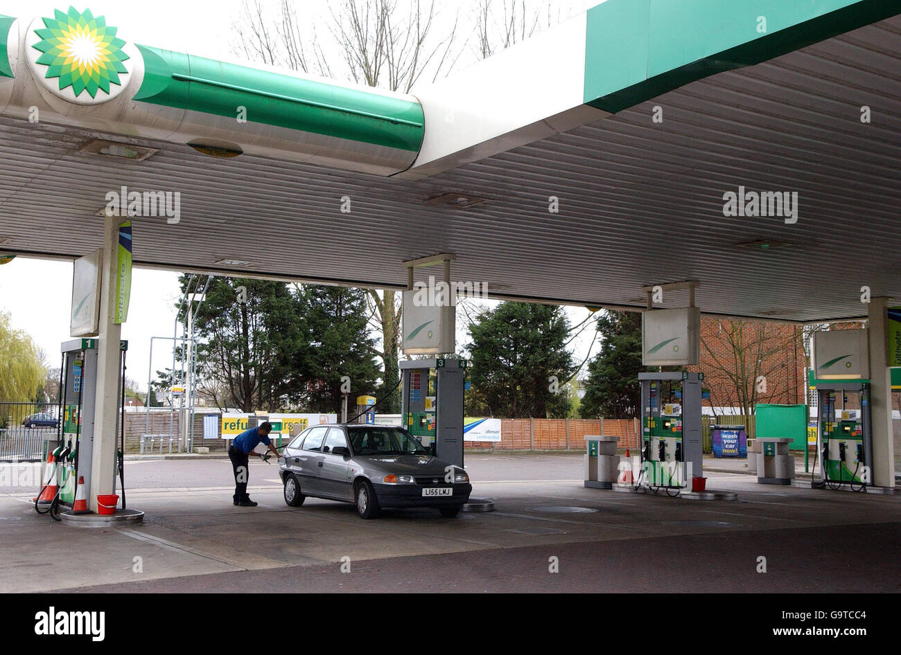 GV du garage BP à Hampton court, Surrey. Banque D'Images