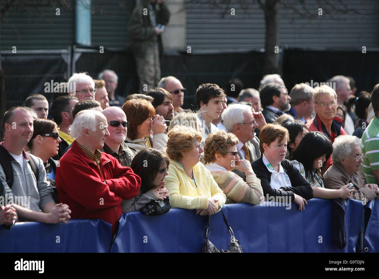 Les foules se rassemblent pour observer le service de mémoire pour ceux qui sont morts dans la montée de Pâques 1916 à Dublin. Banque D'Images