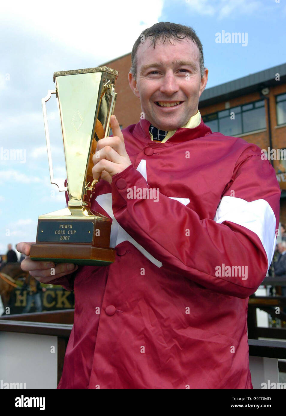 Courses hippiques - Fairyhouse.Le Jockey David Casey célèbre avec son trophée après avoir remporté la coupe d'or Powers sur One Cool cookie à l'hippodrome de Fairyhouse. Banque D'Images