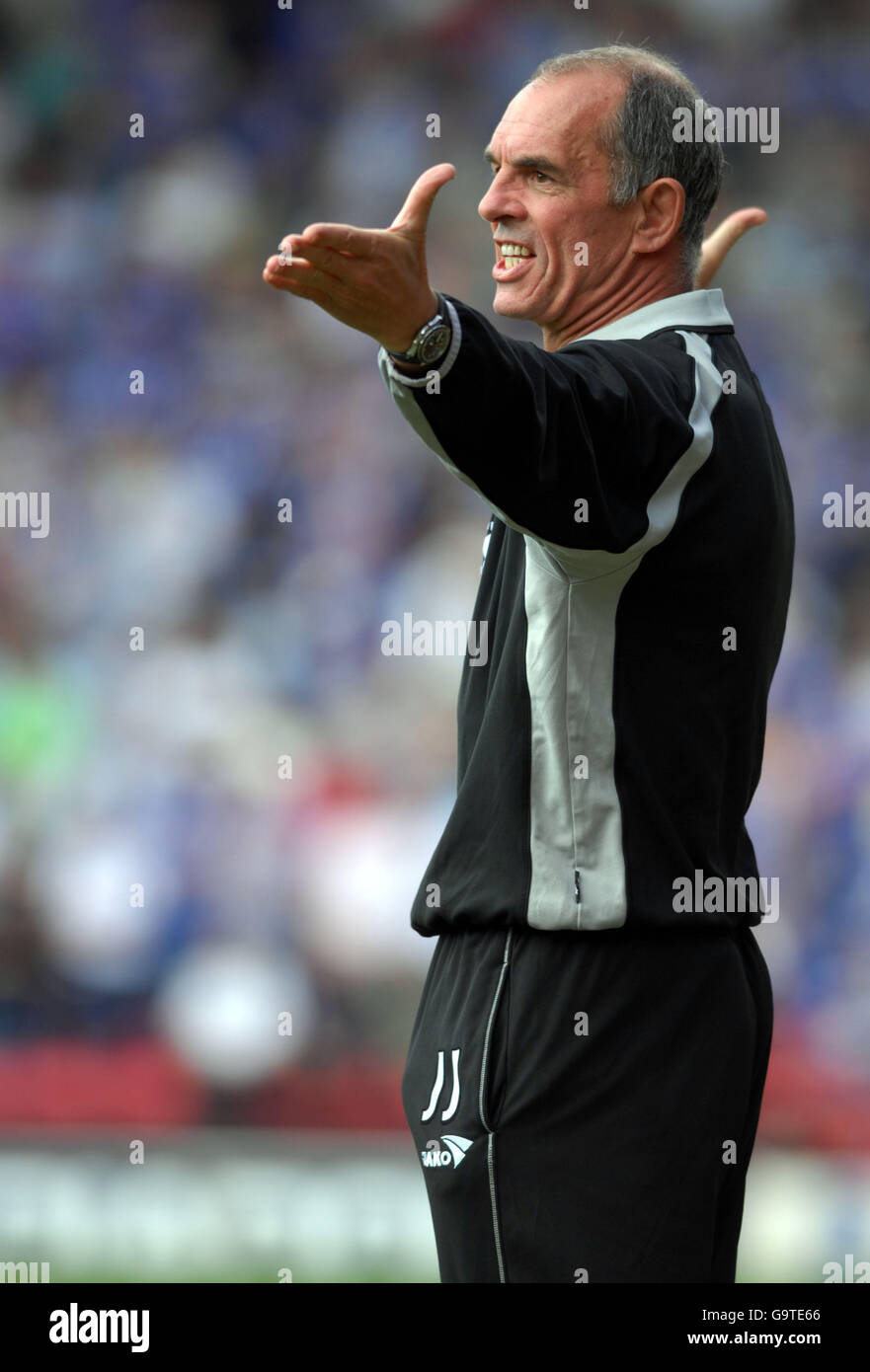 Soccer - FA Barclays Premiership - Watford v Portsmouth - Stade de Vicarage Road.Joe Jordan, directeur adjoint de Portsmouth, pose des questions à son équipe Banque D'Images