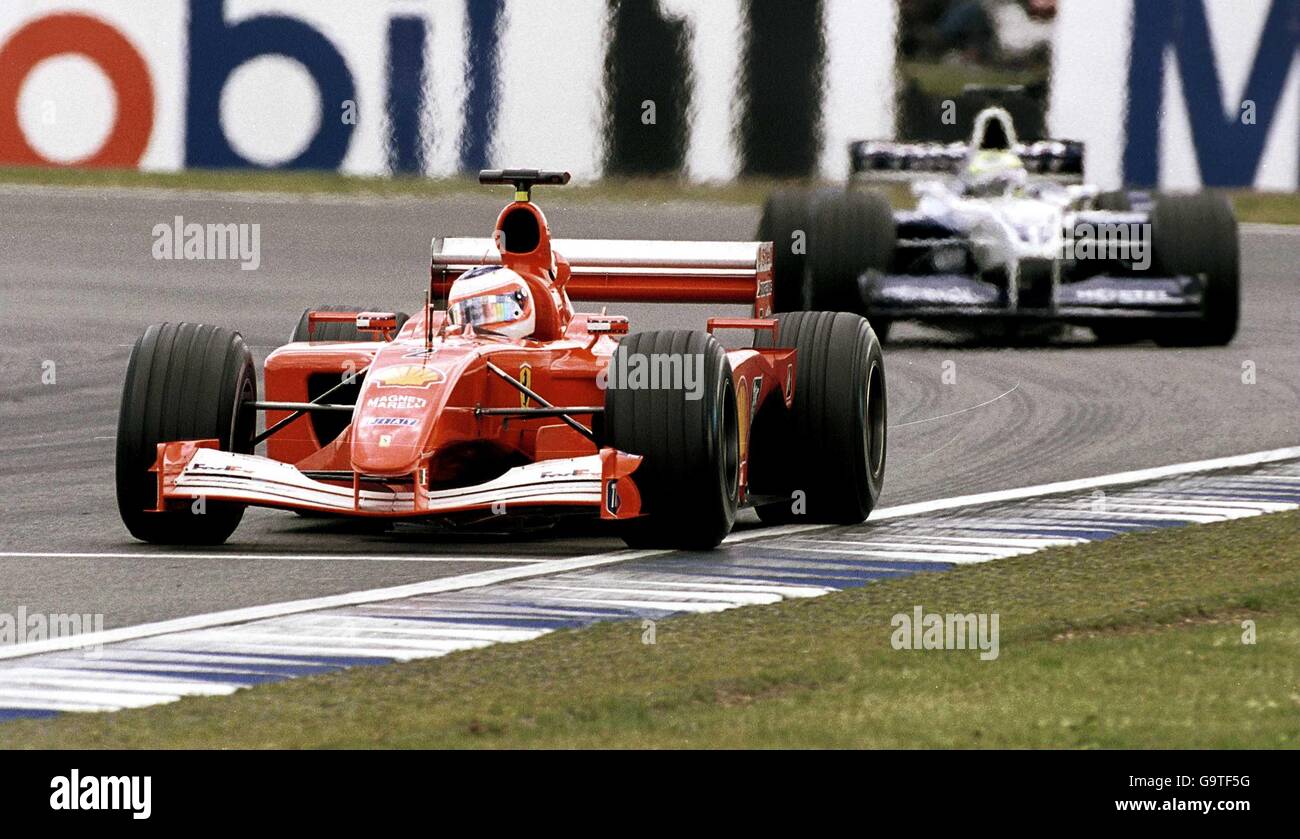 Courses automobiles - Formule 1 - Grand Prix de Grande-Bretagne - jour de la course.Rubens Barrichello garde Juan Pablo Montoya à distance pour prendre la troisième place au Grand Prix britannique Banque D'Images