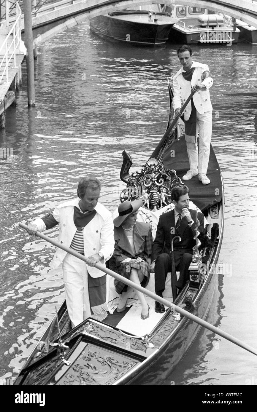 Le Prince et la Princesse de Galles profitent d'une balade romantique en gondole sur l'un des canaux de Venise lors de leur visite de la ville. Banque D'Images