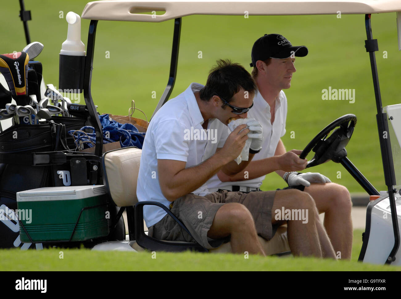 Cricket - coupe du monde de cricket ICC 2007 - Journée du golf - Club de golf Royal Westmoreland.Le capitaine d'Angleterre Michael Vaughan avec Paul Collingwood au club de golf Royal Westmoreland, à la Barbade Banque D'Images