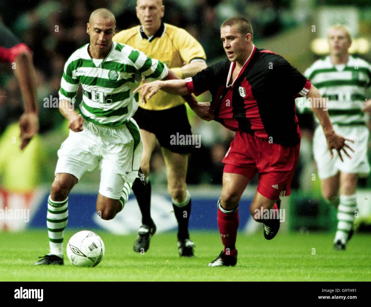 Celtics henrik larsson l retient fulhams sean davis r Banque de ...