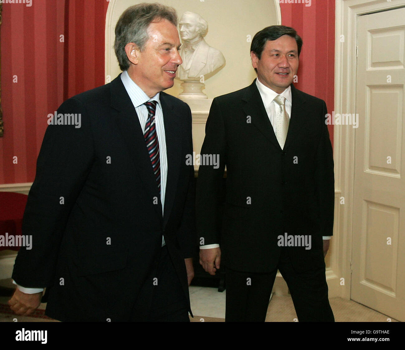 Le Premier ministre britannique Tony Blair,parti, marche avec le président mongol Nambaryn Enkhbayar au 10 Downing Street à Londres. Banque D'Images