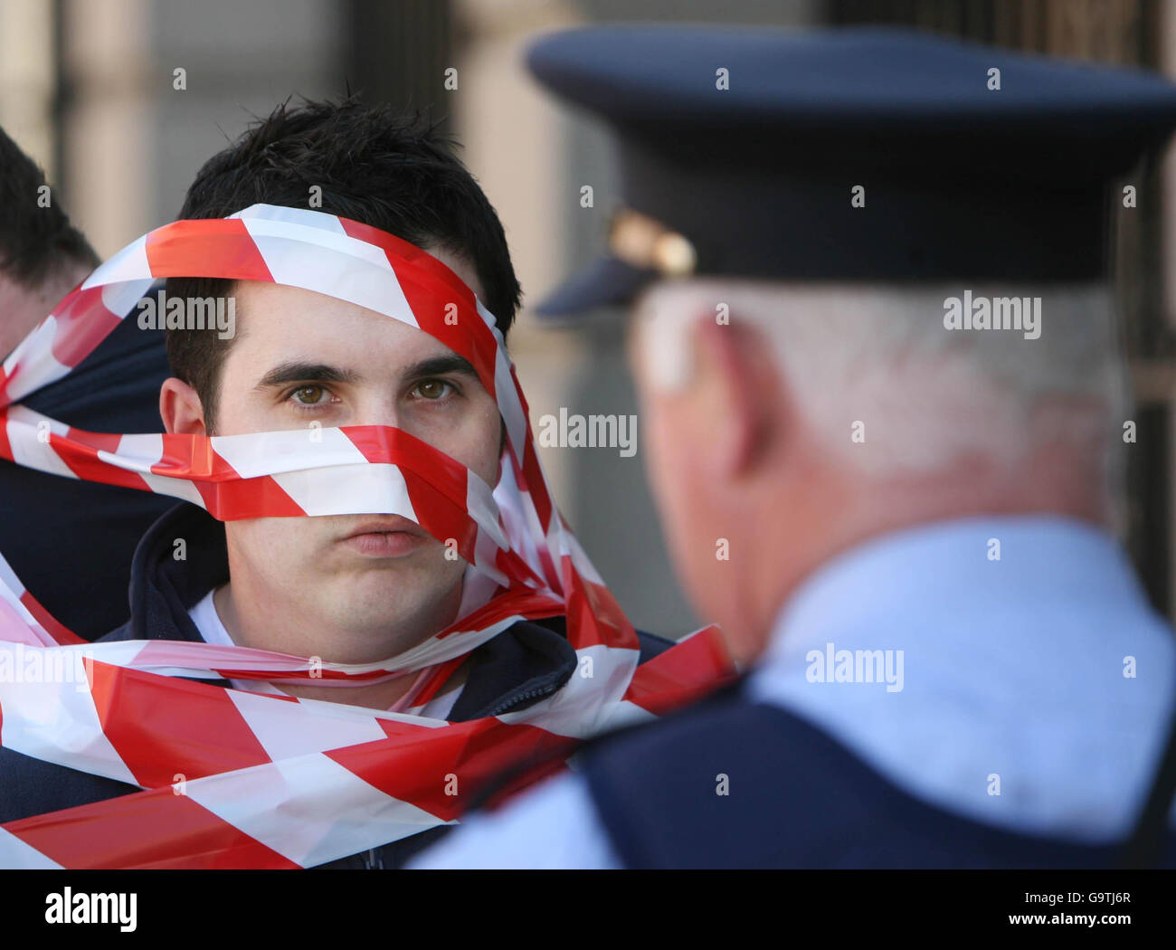 Colm Hamrogue, président de l'Union des étudiants d'Irlande, s'entretient avec Garda lors d'une manifestation contre la paperasserie du gouvernement. Banque D'Images