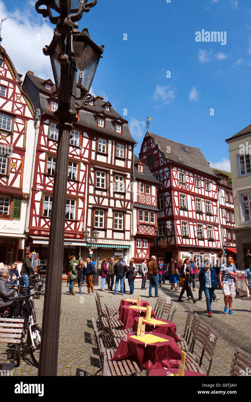 Maisons à colombages médiéval dans la ville allemande de Bernkastel-Kues dans la vallée de la Moselle. Banque D'Images