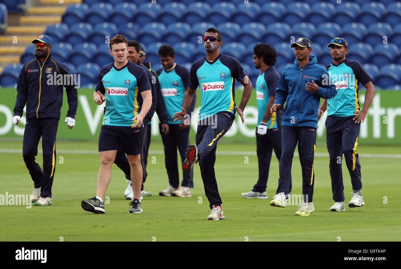 Sri Lanka réchauffer pendant la session des filets au stade SWALEC SSE, Cardiff. Banque D'Images