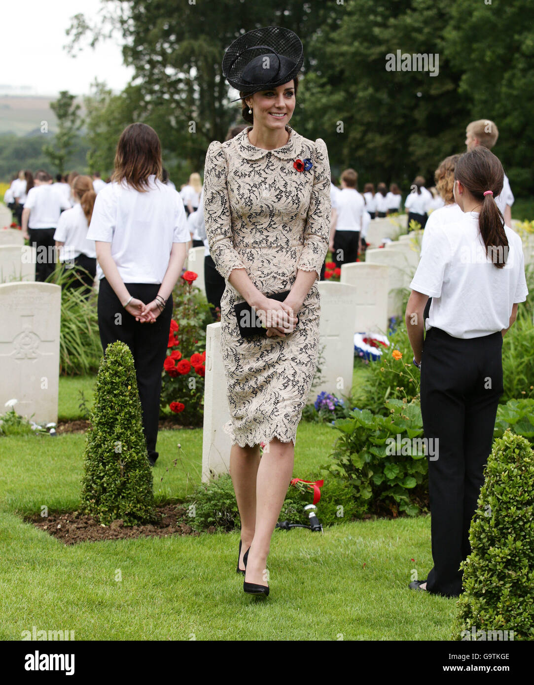La duchesse de Cambridge répond aux enfants de l'école britannique et français par des tombes de guerre, au cours de la commémoration du centenaire de la bataille de la somme à la Commonwealth War Graves Commission Thiepval Memorial à Thiepval, la France, où 70 000 soldats britanniques et du Commonwealth sans tombe connue sont commémorés. Banque D'Images