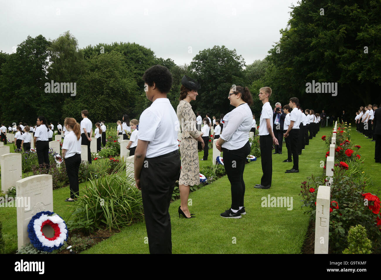 La duchesse de Cambridge répond aux enfants de l'école britannique et français par des tombes de guerre, au cours de la commémoration du centenaire de la bataille de la somme à la Commonwealth War Graves Commission Thiepval Memorial à Thiepval, la France, où 70 000 soldats britanniques et du Commonwealth sans tombe connue sont commémorés. Banque D'Images