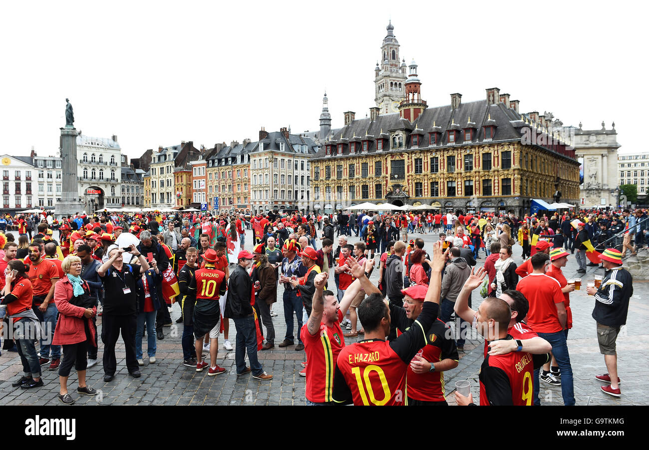 Le Pays de Galles et en Belgique fans vous imprégner de l'atmosphère dans le centre-ville de Lille avant l'UEFA Euro 2016, le match de quart de finale au Stade Pierre Mauroy, Lille. Banque D'Images