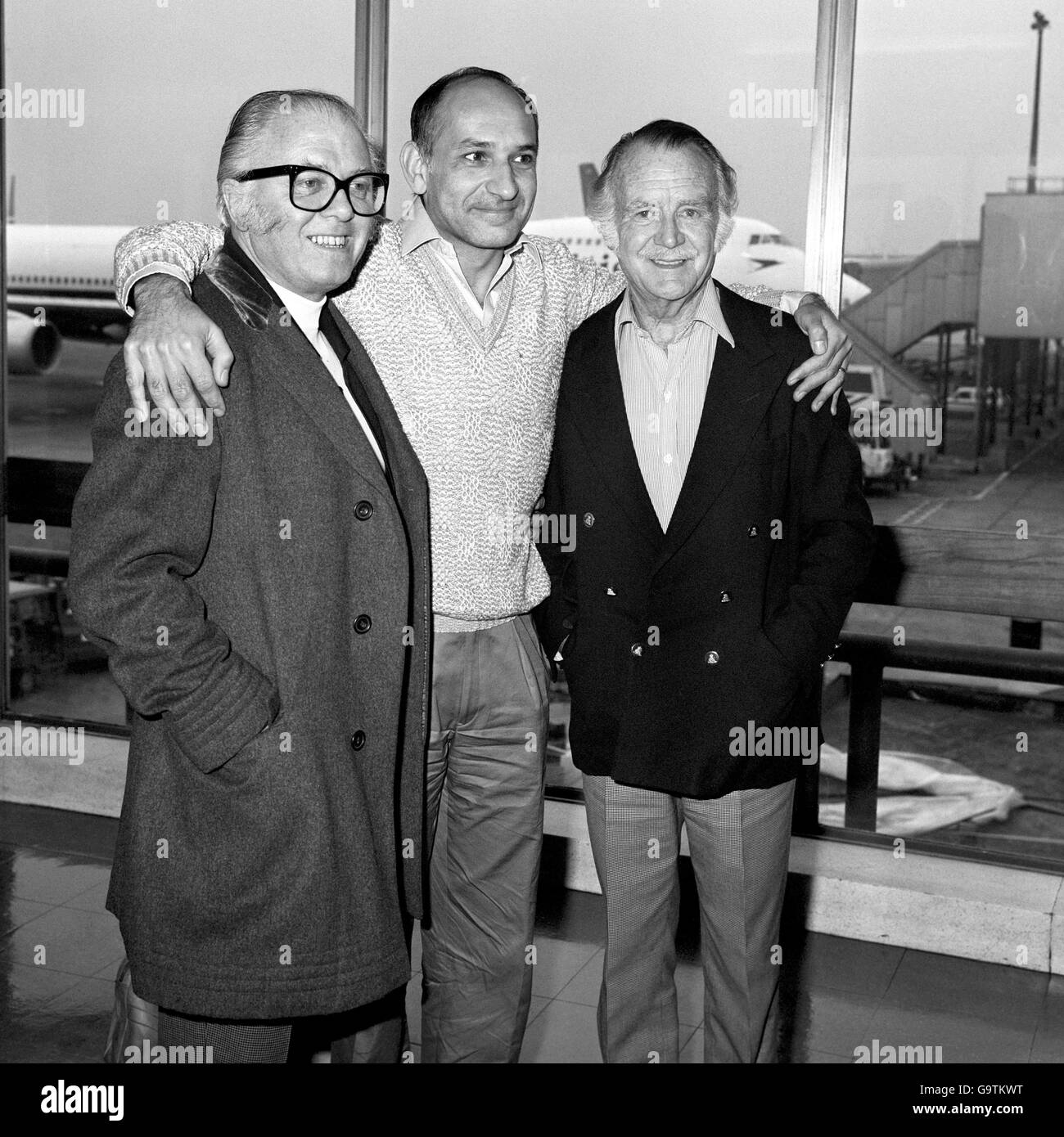 De gauche à droite : Sir Richard Attenborough, le directeur de Gandhi, Ben Kingsley, qui joue le rôle de l'homme d'État indien, et Sir John Mills, qui joue le Viceroy.Ils sont arrivés à Londres pour la première mondiale du film. Banque D'Images