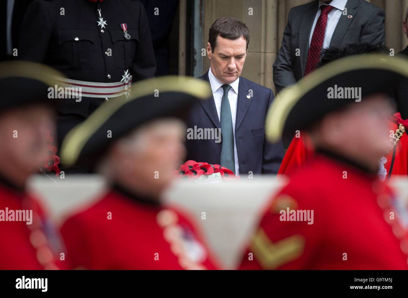 Le Chancelier George Osborne s'apprête à jeter une mine au cénotaphe de St Peter's Square, Manchester, où une cérémonie est organisée pour marquer le 100e anniversaire du début de la bataille de la Somme. Banque D'Images