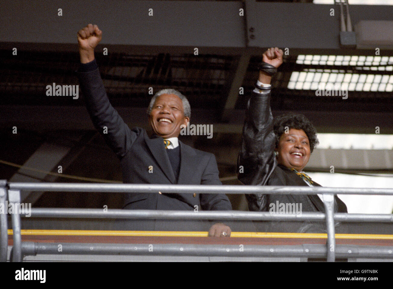 Concert au stade Wembley - Nelson Mandela.Un jubilent Nelson Mandela et sa femme Winnie applaudissent au concert pour lui au stade Wembley. Banque D'Images