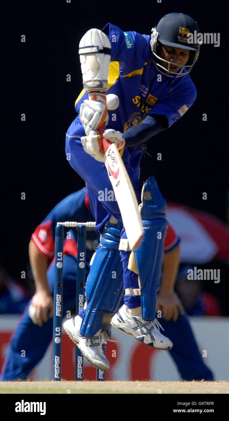 Le capitaine du Sri Lanka, Sanath Jayasuriya, défend une balle lors du match de la coupe du monde de cricket de l'ICC au stade Sir Vivian Richards, à St Peter's, Antigua. Banque D'Images