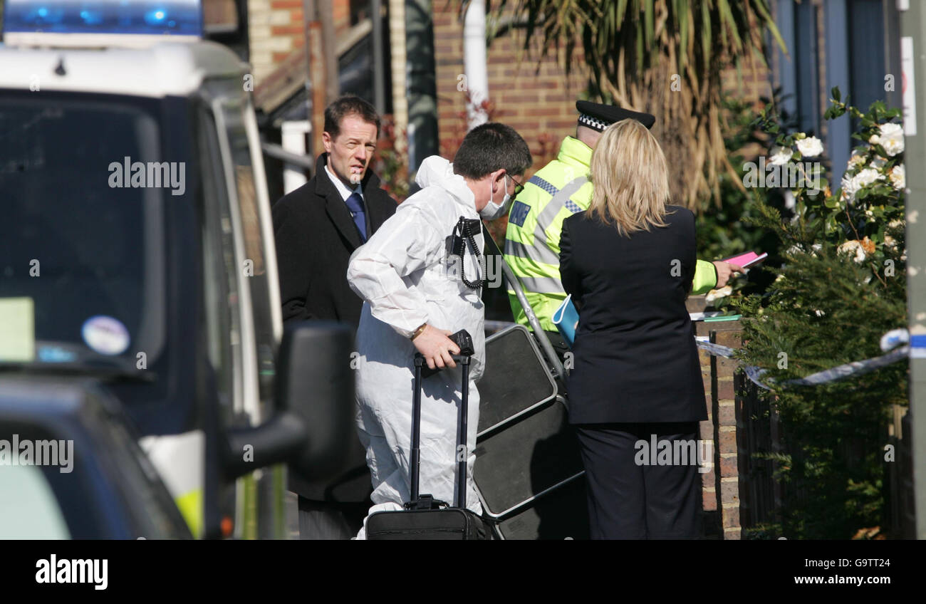 Des policiers et des policiers judiciaires à l'extérieur d'une maison sur George Rd, à Farncombe, dans le Surrey, où la police a trouvé un enfant mort ce matin. Banque D'Images